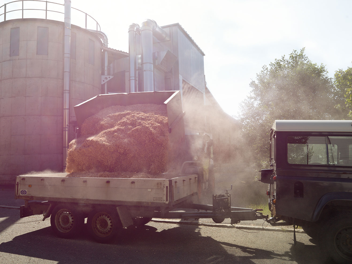 Verladen von Sägespänen auf einen Anhänger